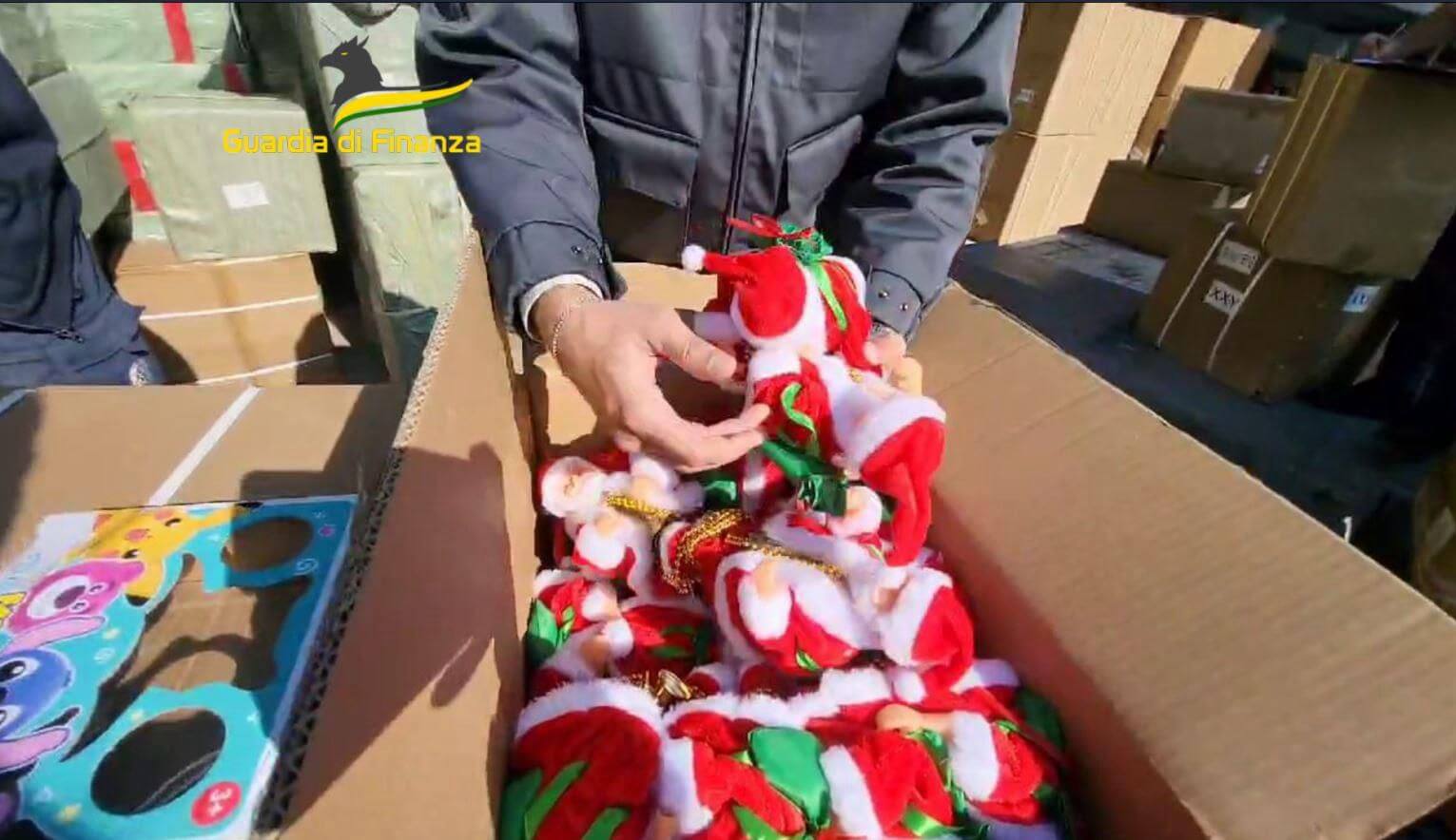 Bari, traffici illeciti nel porto: sequestrati 60mila prodotti cinesi falsi arrivati dalla Grecia – FOTO Bari, traffici illeciti nel porto: sequestrati 60mila prodotti cinesi falsi arrivati dalla Grecia – FOTO