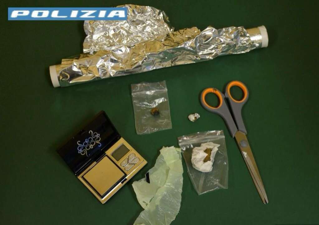 Galleria foto 'Brindisi, nascondeva hashish nel citofono di casa sua pronto allo spaccio: arrestata 34enne' - foto 1