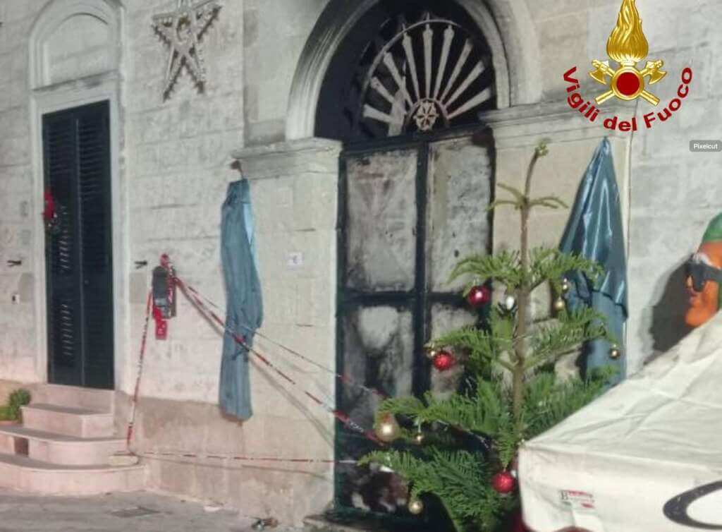 Galleria foto 'Poggiardo, in fiamme il deposito della chiesa di città nel Leccese: distrutti addobbi e presepe' - foto 1
