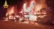 A fuoco un autocarro con 9 vetture a bordo, domate le fiamme nel Leccese: nessun ferito