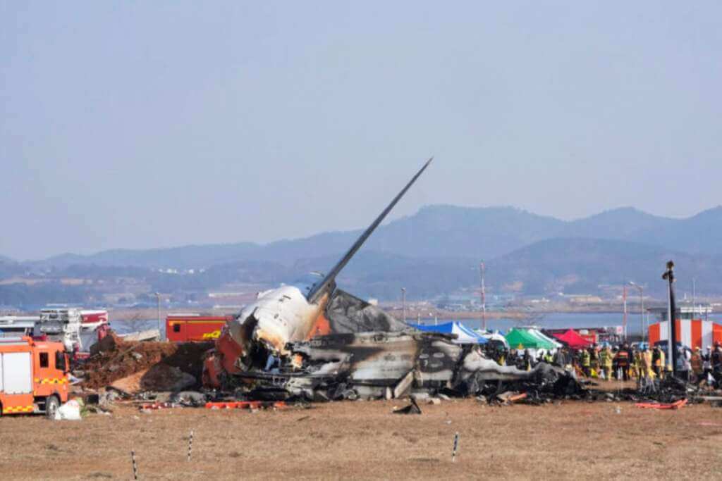 Galleria foto 'Corea del Sud, aereo in atterraggio si schianta in pista contro un muro: morte 179 persone' - foto 1