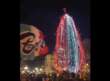 Un albero di Natale biancorosso donato dalla Curva Nord del Bari: folla all’accensione – VIDEO