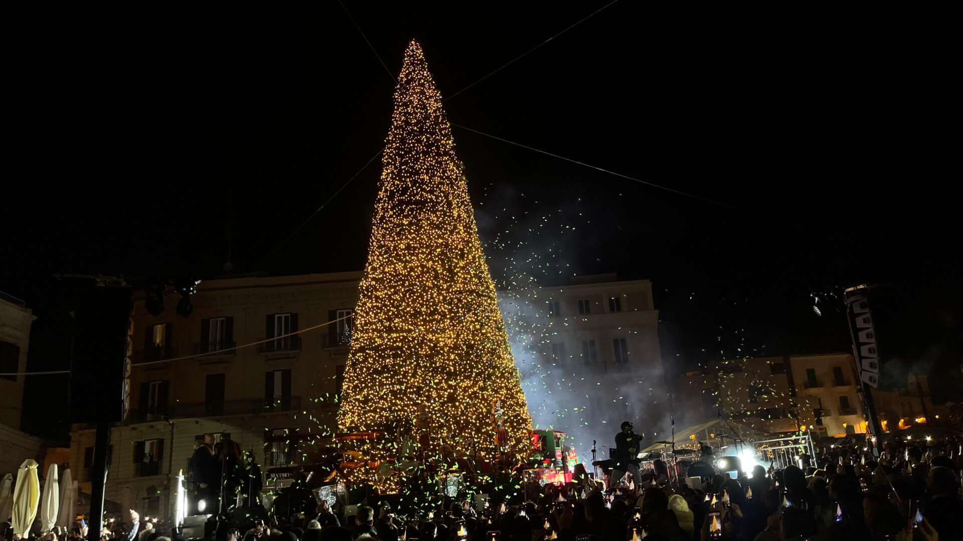 Bari, torna l’albero di Natale in piazza del Ferrarese con 50mila luci colorate Bari, torna l’albero di Natale in piazza del Ferrarese con 50mila luci colorate