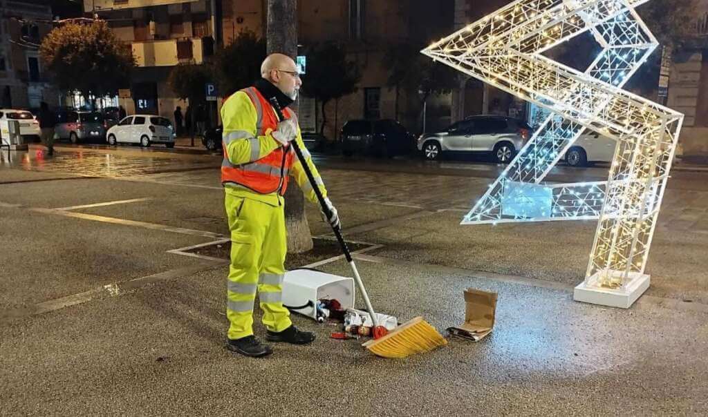 Galleria foto 'Bari più pulita, in azione i nuovi operatori ecologici di quartiere' - foto 1