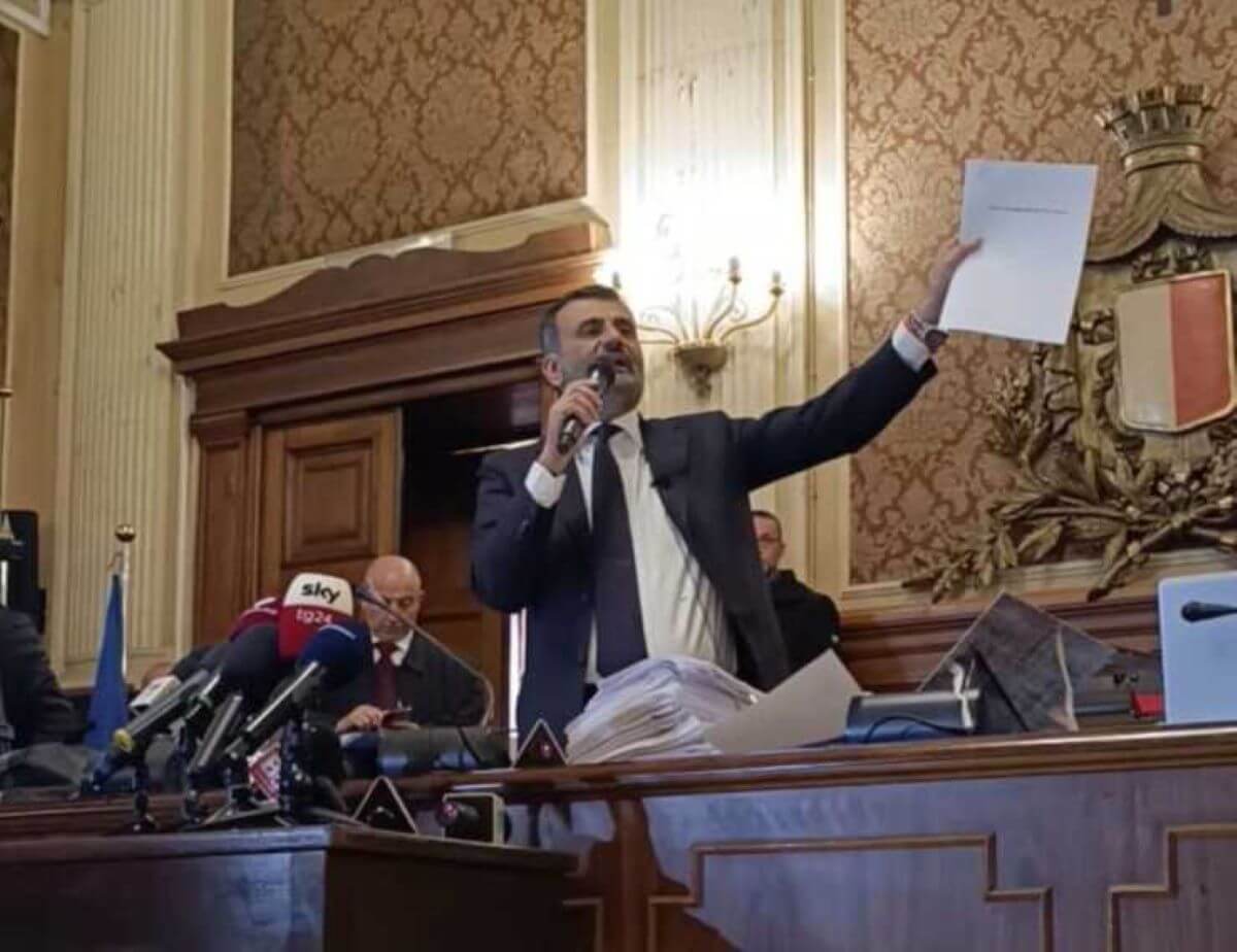 Mafia e politica a Bari, Decaro: «Continuano a calunniarmi ma la verità è la mia forza»