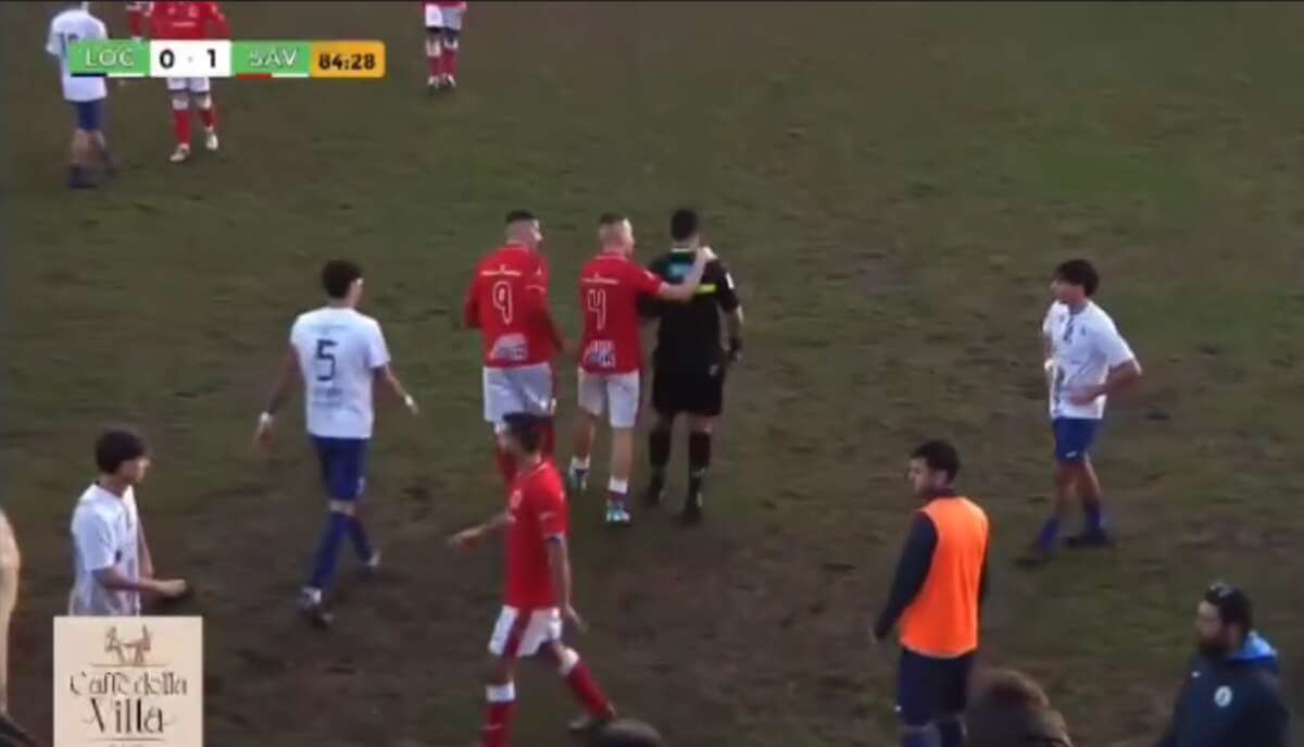 Locorotondo, arbitro 24enne della sezione di Lecce “schiaffeggiato” all’85’: atteso il verdetto Locorotondo, arbitro 24enne della sezione di Lecce “schiaffeggiato” all’85’: atteso il verdetto