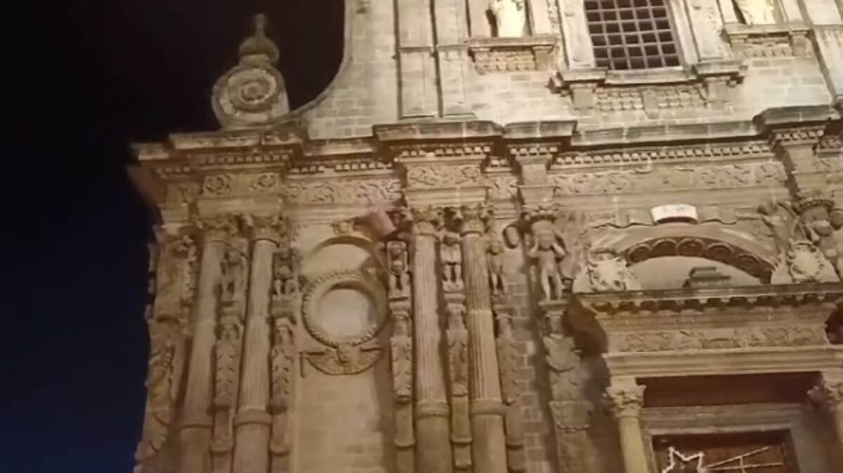 Nardò, si arrampica nudo sulla facciata della chiesa e minaccia il suicidio: salvato dai vigili del fuoco Nardò, si arrampica nudo sulla facciata della chiesa e minaccia il suicidio: salvato dai vigili del fuoco