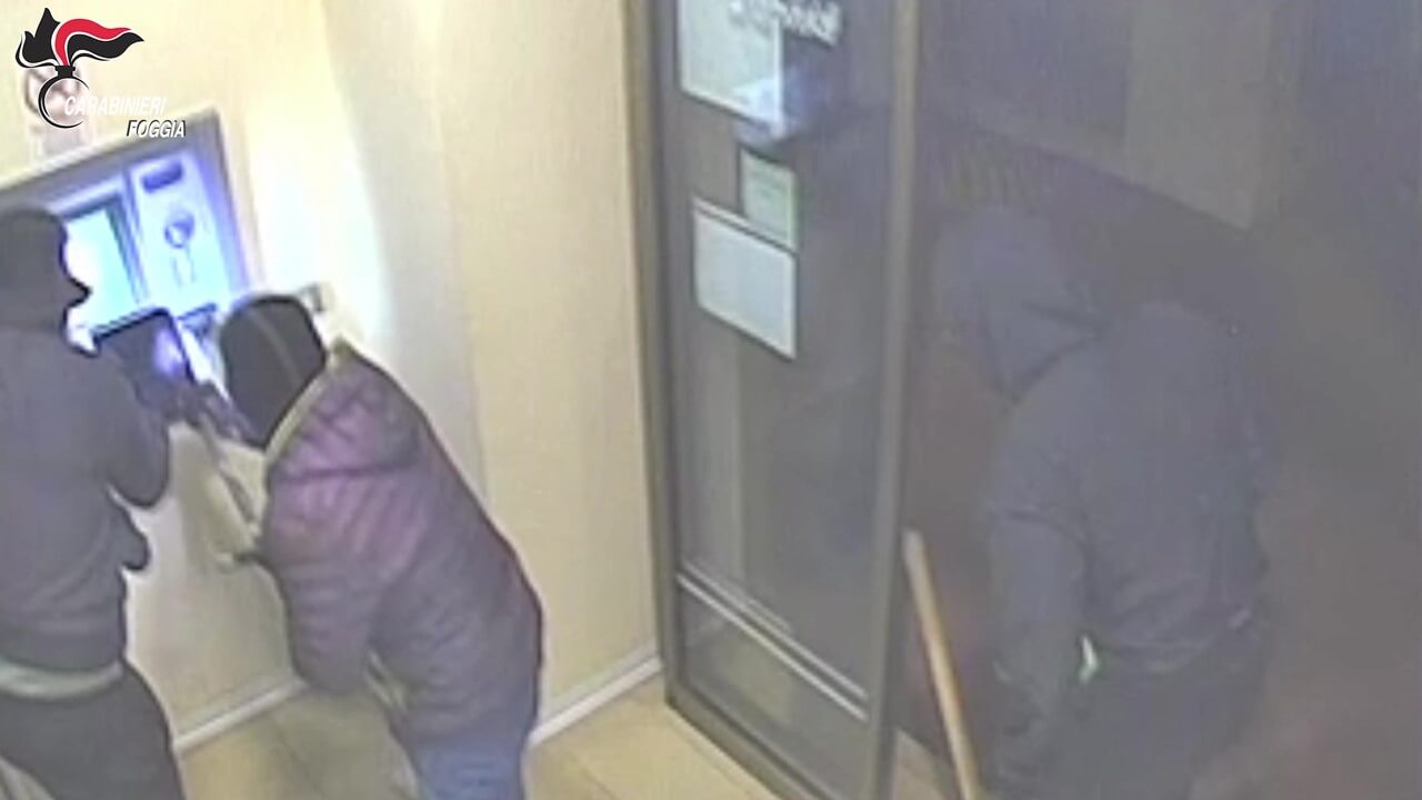 Assalti ai bancomat, 8 arresti: in due mesi 17 colpi in tutta Italia. Bottino da 290mila euro – VIDEO