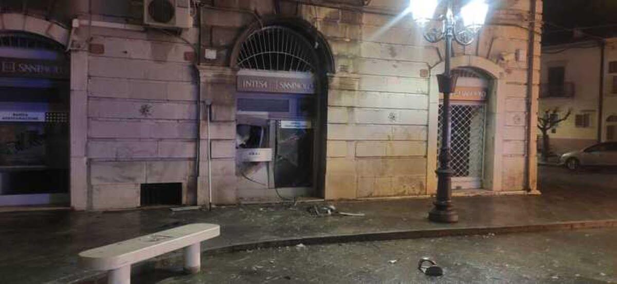Bancomat esploso nel Foggiano, la stessa banda ne assalta uno anche in Molise: bottino da 30mila euro