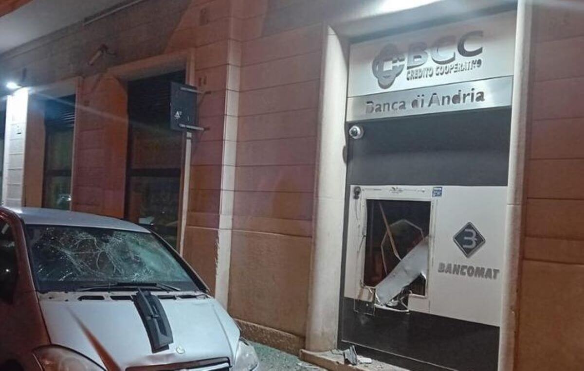 Andria, tentano l’assalto al bancomat ma il colpo fallisce: malviventi in fuga a mani vuote