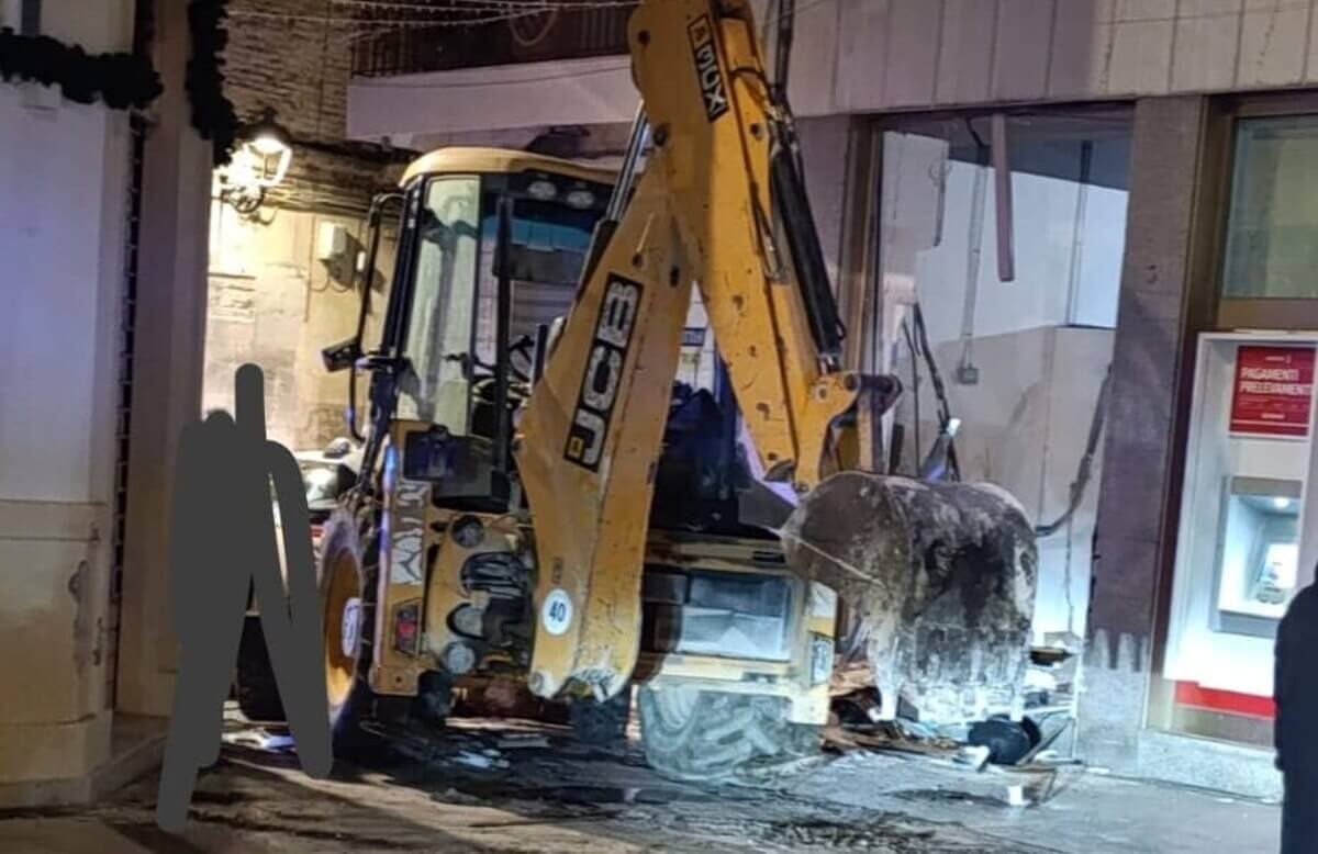Assalto al bancomat a San Severo: con un escavatore “demoliscono” la facciata dell’Unicredit Assalto al bancomat a San Severo: con un escavatore “demoliscono” la facciata dell’Unicredit