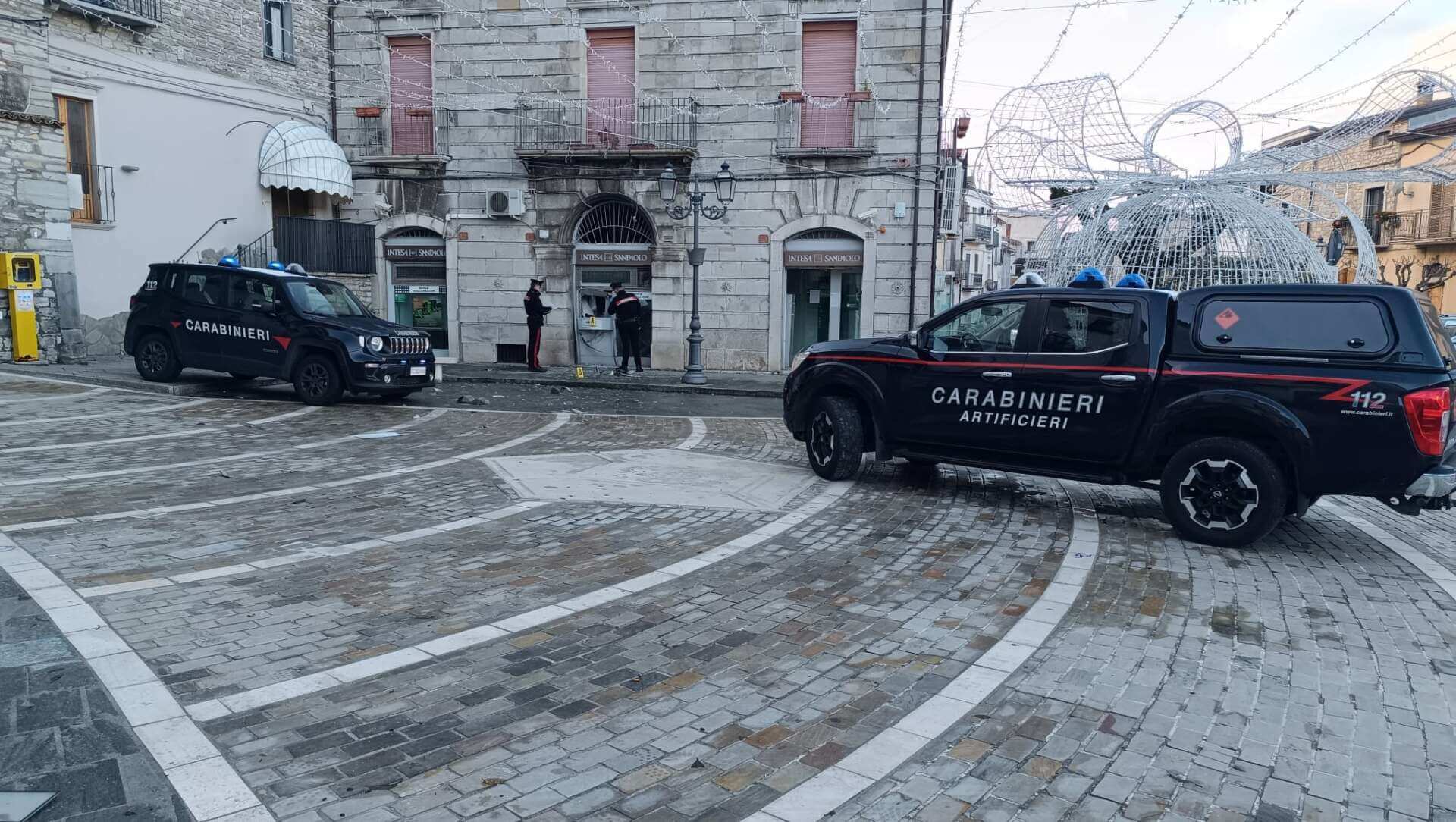 Assalto al bancomat a Roseto Valfortore: il boato spaventa i residenti ma ladri in fuga a mani vuote – VIDEO Assalto al bancomat a Roseto Valfortore: il boato spaventa i residenti ma ladri in fuga a mani vuote – VIDEO