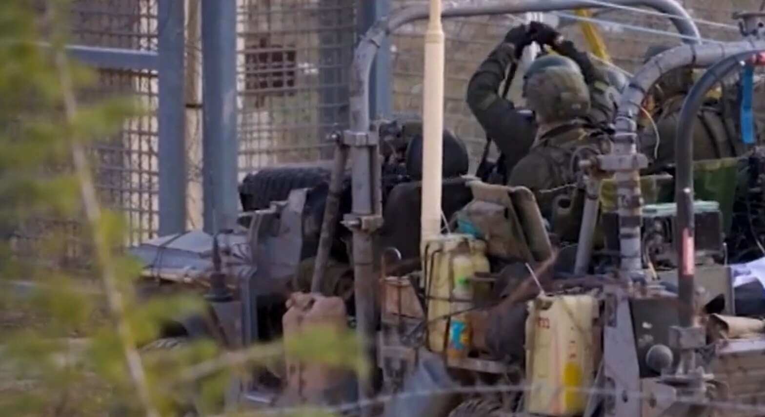 Siria, nuovi attacchi israeliani vicino Damasco: colpite basi russe e depositi di armi chimiche Siria, nuovi attacchi israeliani vicino Damasco: colpite basi russe e depositi di armi chimiche