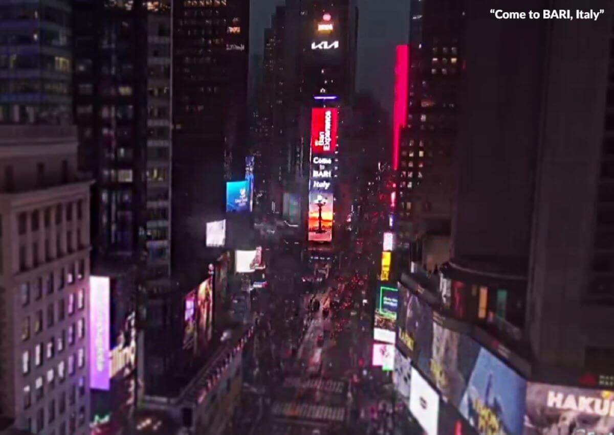 Natale, Bari torna a New York: le immagini del capoluogo pugliese sul One Times Square di Manhattan – VIDEO Natale, Bari torna a New York: le immagini del capoluogo pugliese sul One Times Square di Manhattan – VIDEO