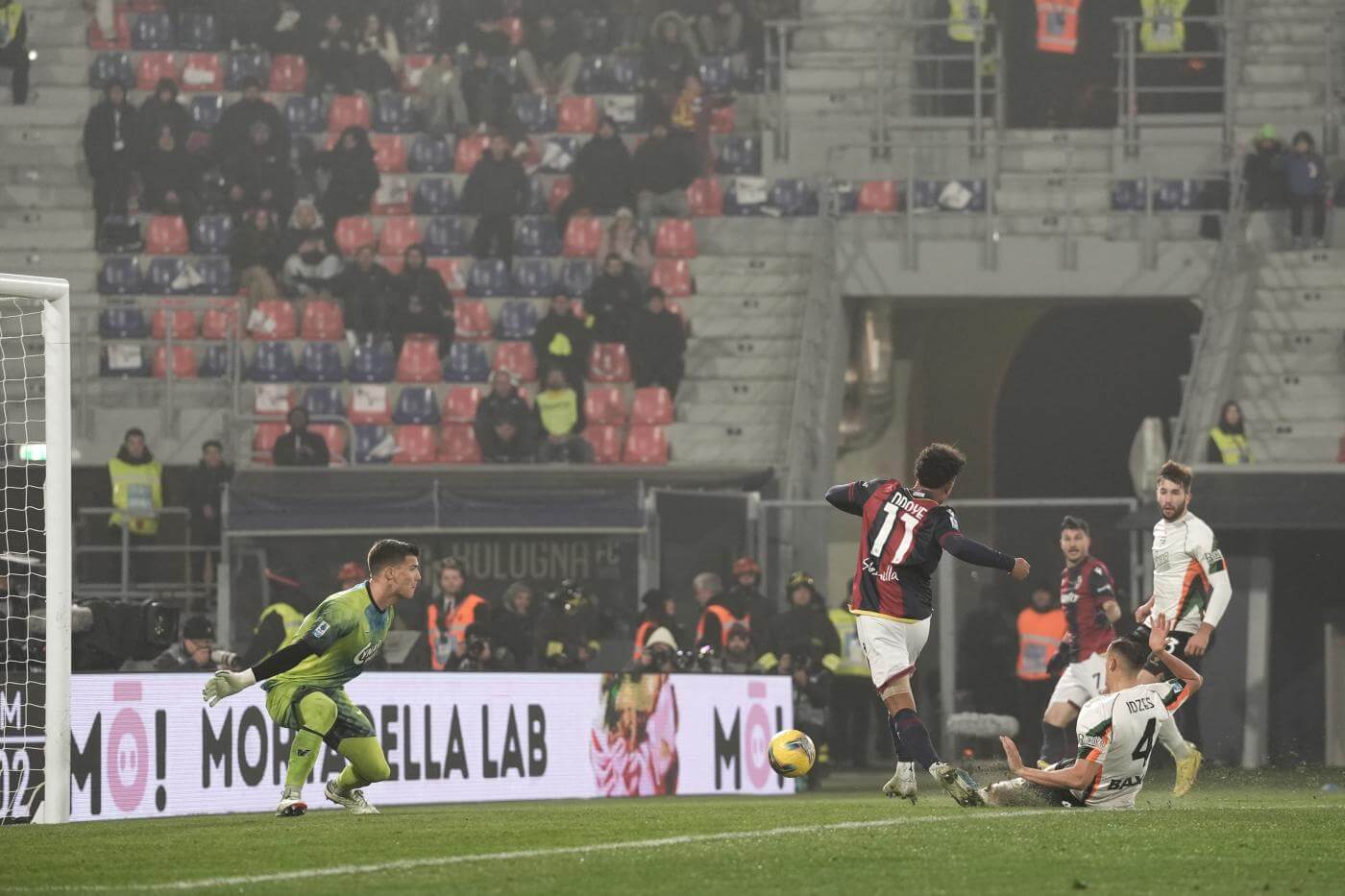 Serie A, doppio Ndoye e Orsolini regalano la vittoria al Bologna: Venezia battuto 3-0 Serie A, doppio Ndoye e Orsolini regalano la vittoria al Bologna: Venezia battuto 3-0