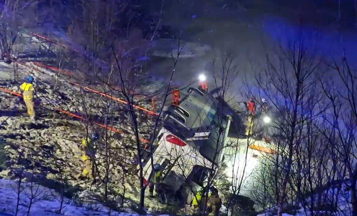 Bus di linea con 58 passeggeri finisce in un lago in Norvegia: 3 morti e 4 feriti gravi