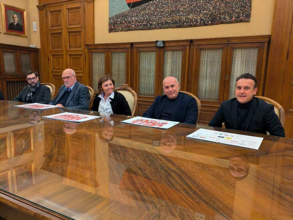 Presentato il calendario 2025 di CasaBari: celebra le leggende biancorosse al fianco di San Nicola – FOTO