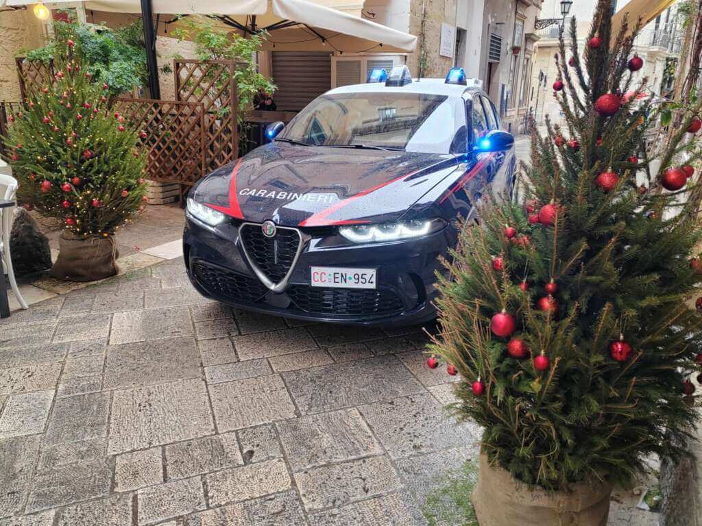 Lecce, rubano l’albero di Natale di un bar in piazza Duomo: nei guai quattro studenti