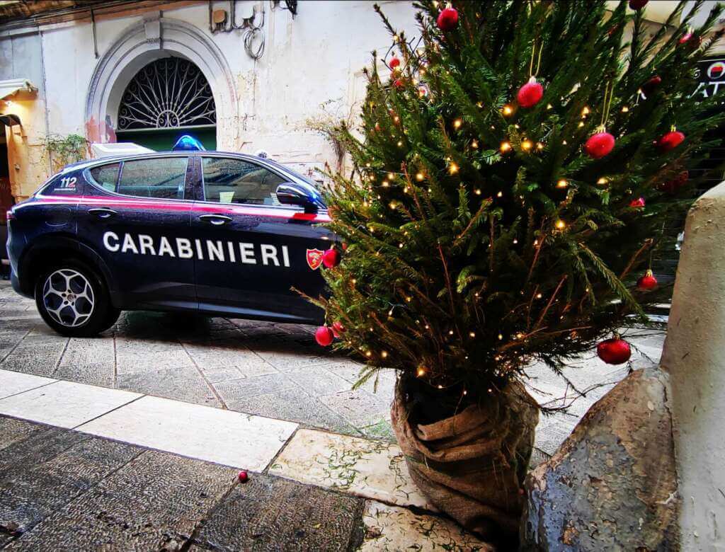 Lecce, rubano l’albero di Natale di un bar in piazza Duomo: nei guai quattro studenti