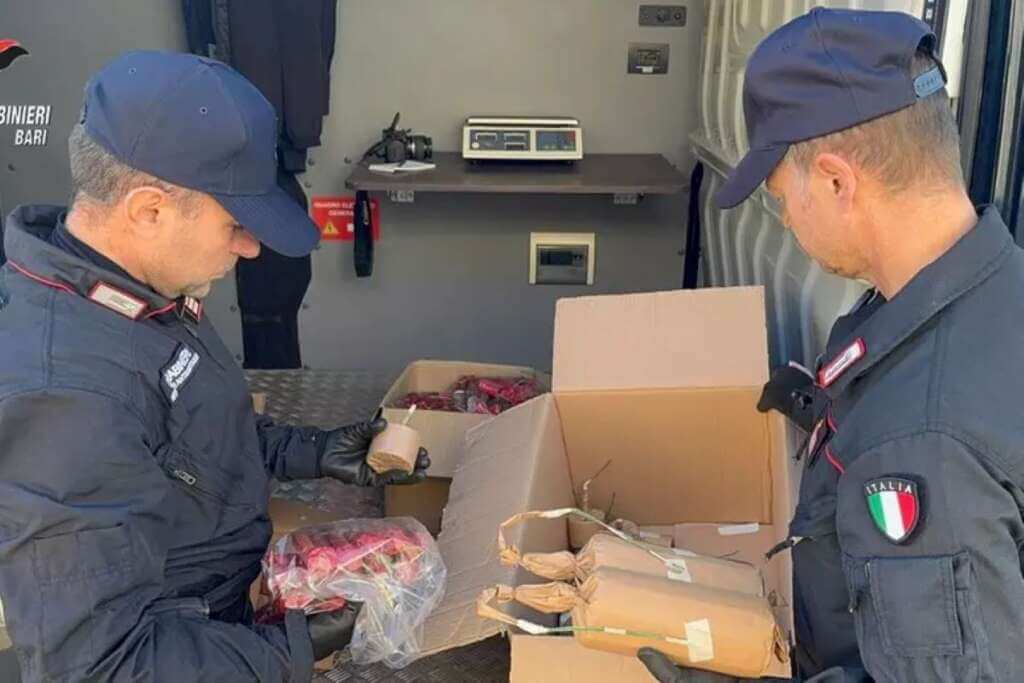 Galleria foto 'Altamura, sequestrati oltre 600 chili di botti illegali in un box: arrestati 39enne e 19enne' - foto 1