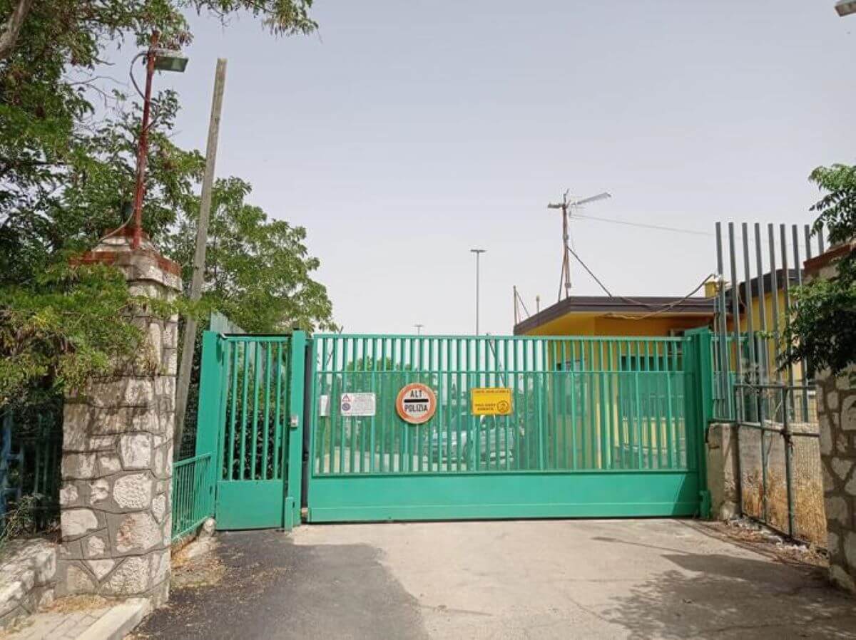 Telefoni cellulari e coltelli trovati nel carcere di Matera: era nascosti in celle occupate da italiani Telefoni cellulari e coltelli trovati nel carcere di Matera: era nascosti in celle occupate da italiani