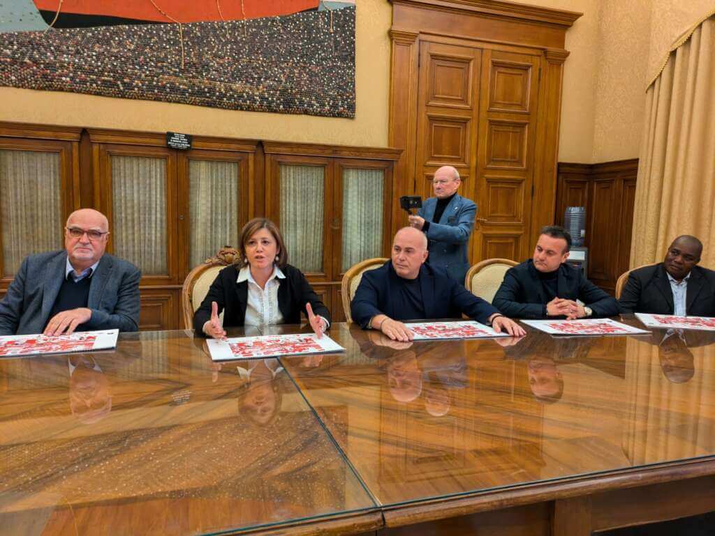 Presentato il calendario 2025 di CasaBari: celebra le leggende biancorosse al fianco di San Nicola – FOTO