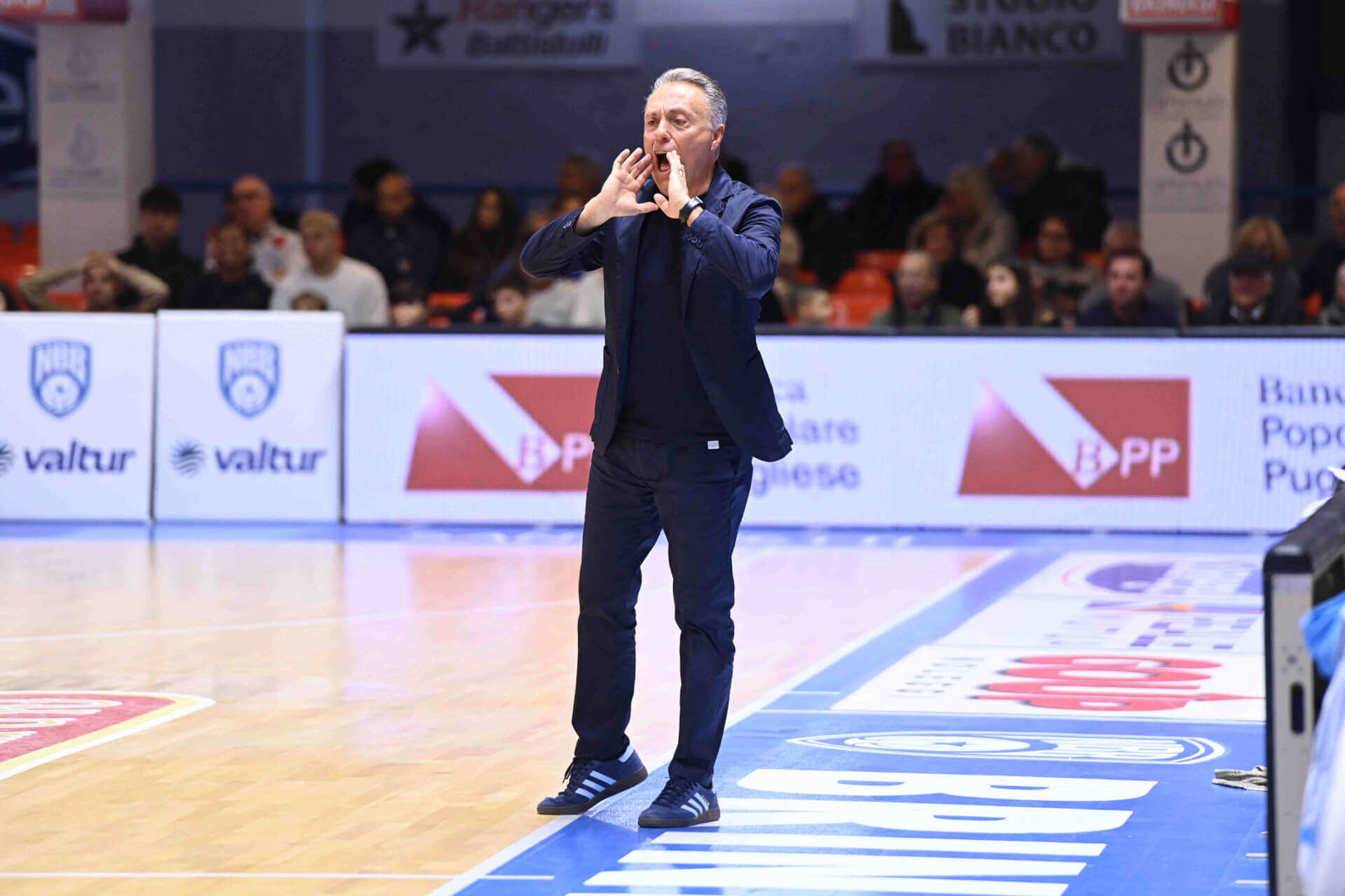Basket, la Valtur Brindisi si gioca tutto a Vigevano con Cantù. Bucchi: «Faremo di tutto per vincere» Basket, la Valtur Brindisi si gioca tutto a Vigevano con Cantù. Bucchi: «Faremo di tutto per vincere»