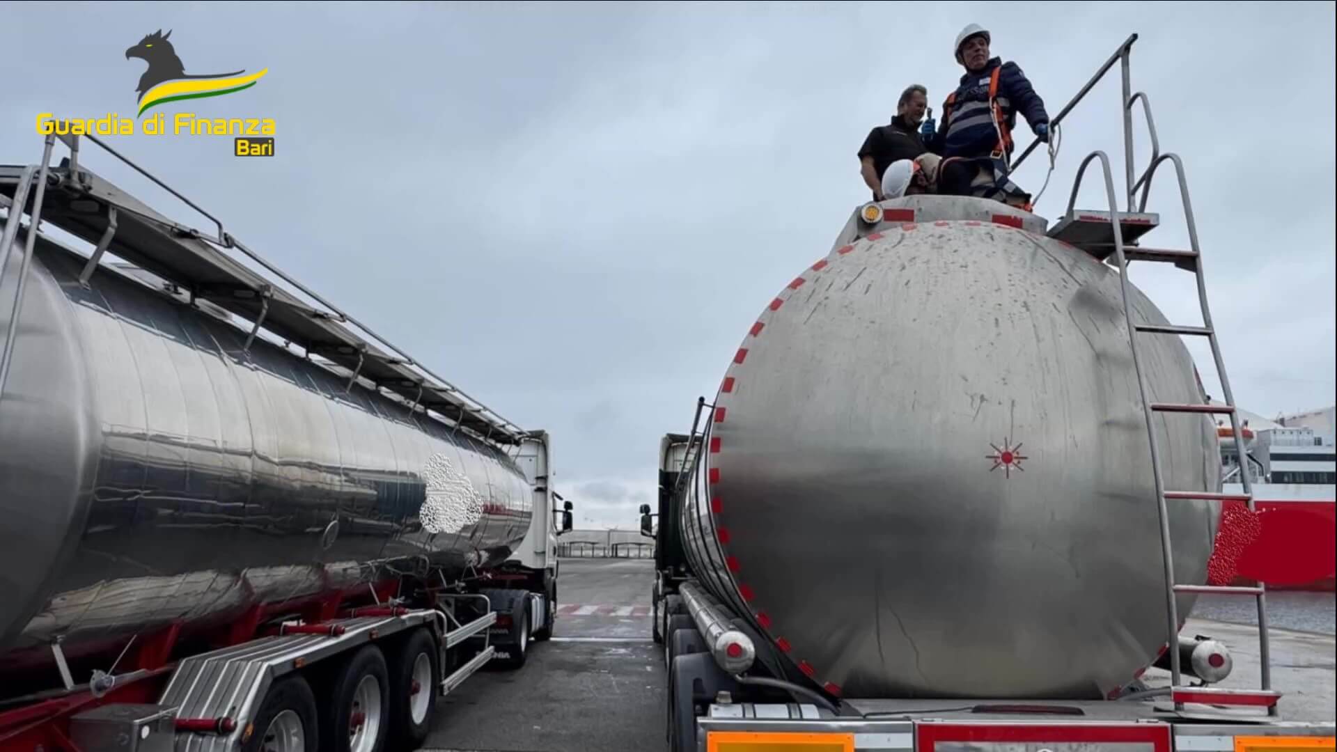 Olio extravergine dalla Grecia al porto di Bari: controlli dei finanzieri su oltre 20 autocisterne – VIDEO Olio extravergine dalla Grecia al porto di Bari: controlli dei finanzieri su oltre 20 autocisterne – VIDEO