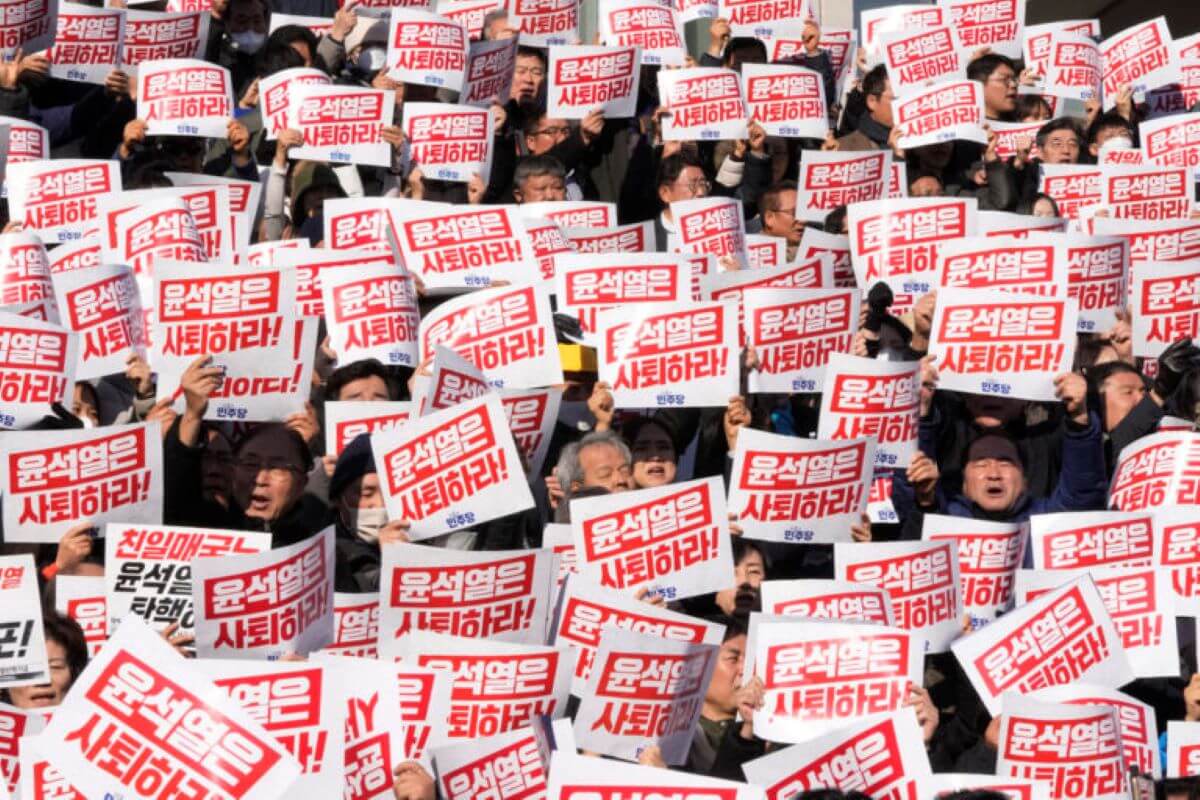 Sud Corea, il presidente impone e poi revoca la legge marziale: ora l’opposizione chiede le dimissioni di Yoon Suk Yeol