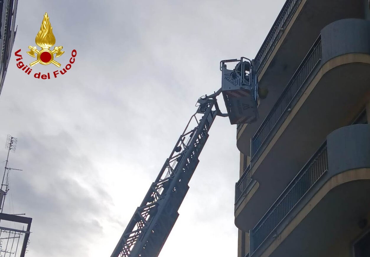 Triggiano, un cornicione rischia di crollare: intervengono i vigili del fuoco. Area interdetta al traffico