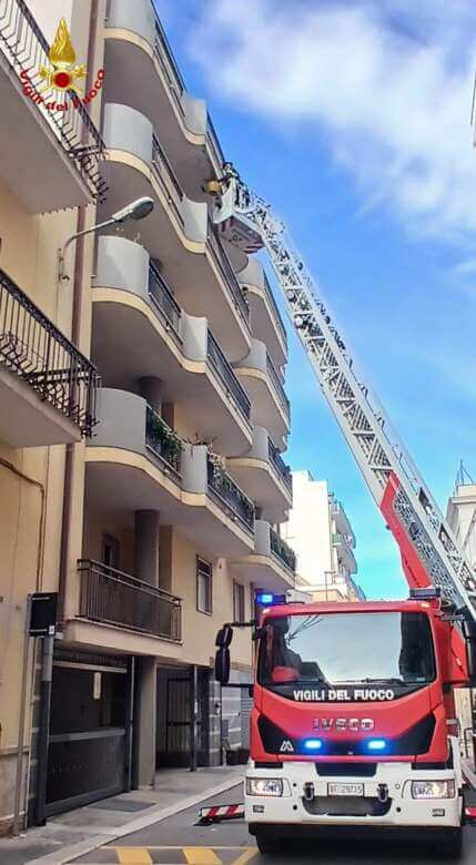 Triggiano, un cornicione rischia di crollare: intervengono i vigili del fuoco. Area interdetta al traffico