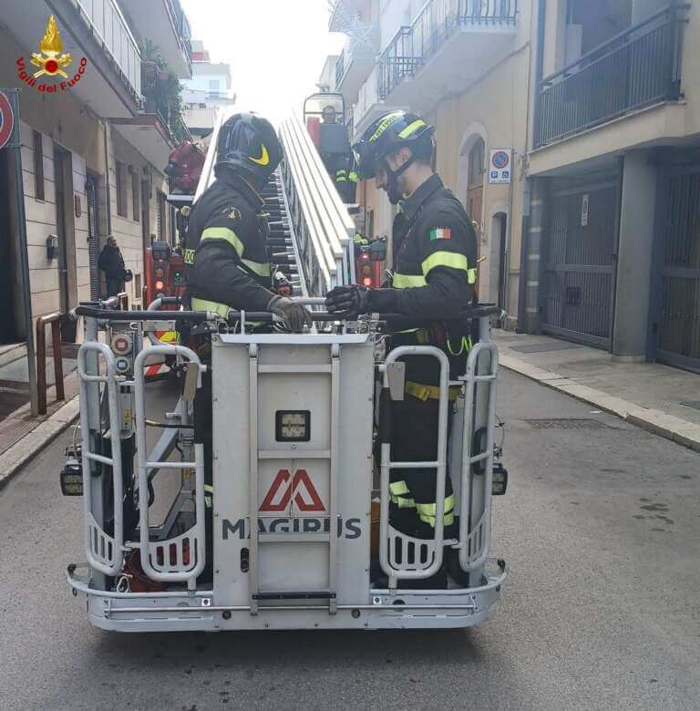 Triggiano, un cornicione rischia di crollare: intervengono i vigili del fuoco. Area interdetta al traffico
