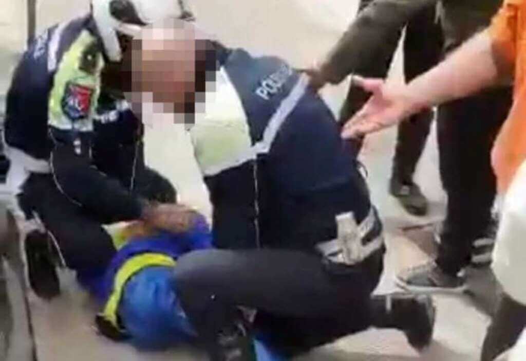 Galleria foto 'Scontro tra un corriere e tre agenti di polizia locale a Taranto: tutti a processo, anche un passante' - foto 1