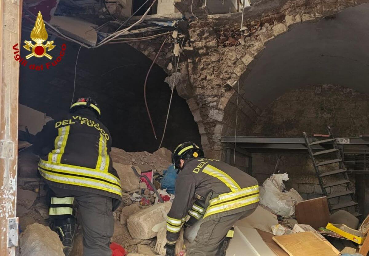 Molfetta, crolla il solaio di una palazzina: ferita una donna. Possibile evacuazione per 4 famiglie Molfetta, crolla il solaio di una palazzina: ferita una donna. Possibile evacuazione per 4 famiglie