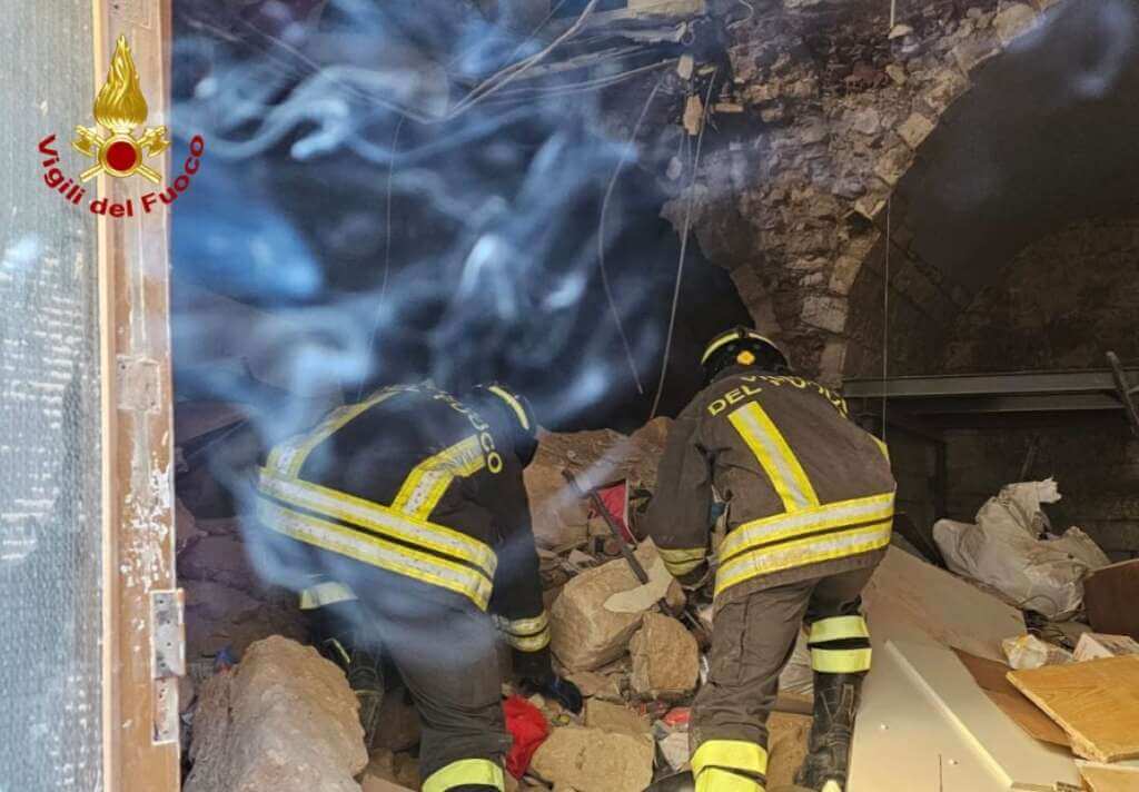 Molfetta, crolla il solaio di una palazzina: ferita una donna. Possibile evacuazione per 4 famiglie Molfetta, crolla il solaio di una palazzina: ferita una donna. Possibile evacuazione per 4 famiglie