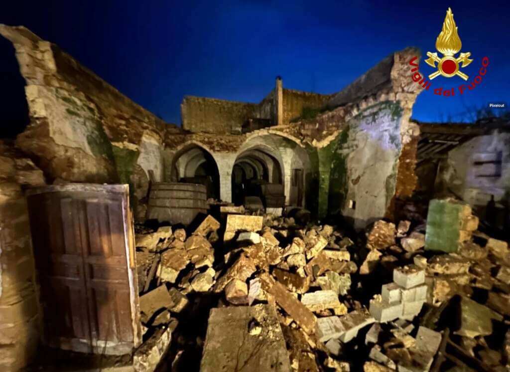 Paura nella notte a Squinzano, crolla un edificio: nessun ferito. Intervengono i vigili del fuoco – FOTO