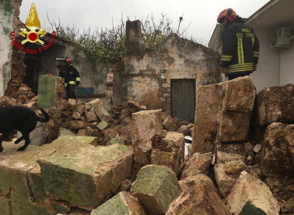 Paura nella notte a Squinzano, crolla un edificio: nessun ferito. Intervengono i vigili del fuoco – FOTO