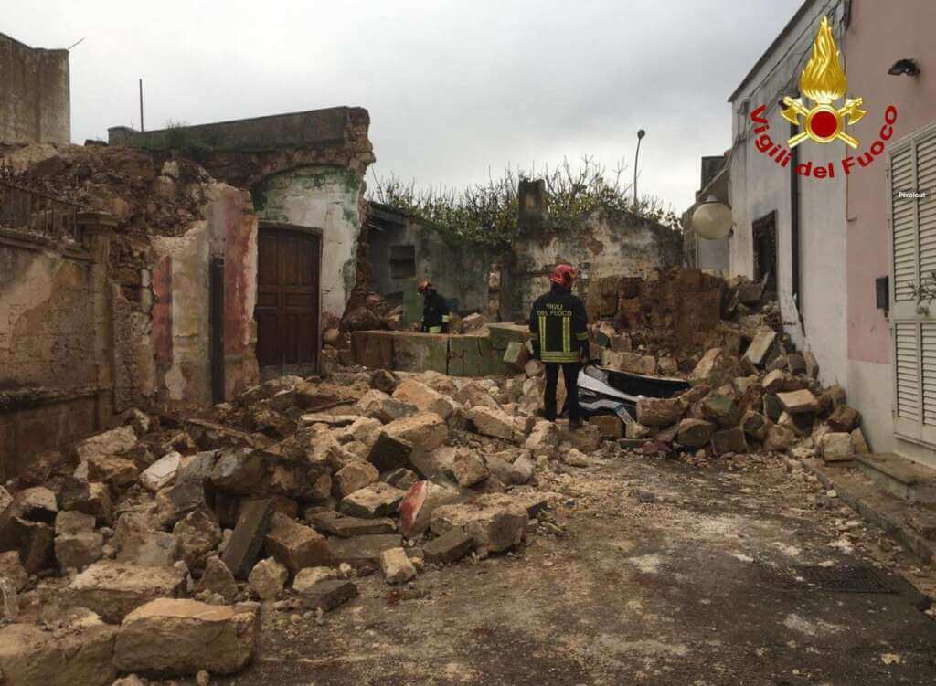 Paura nella notte a Squinzano, crolla un edificio: nessun ferito. Intervengono i vigili del fuoco – FOTO