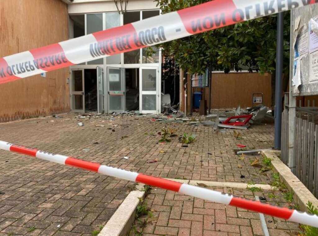 Galleria foto 'Potenza, fanno esplodere il bancomat vicino alla sede del Municipio: danni alla struttura comunale' - foto 1