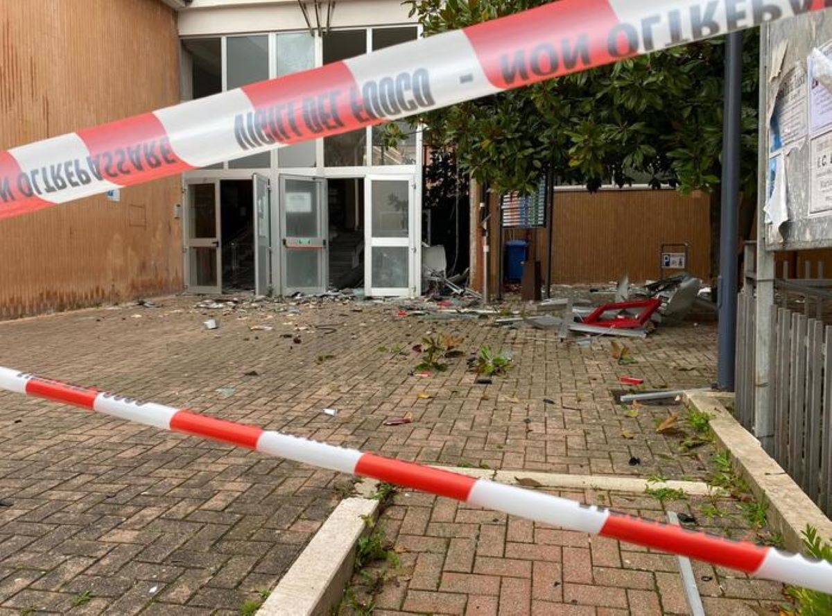 Potenza, fanno esplodere il bancomat vicino alla sede del Municipio: danni alla struttura comunale