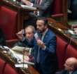 Camera, il deputato del M5S Donno sventola mille euro e grida al governo: «Vergogna»