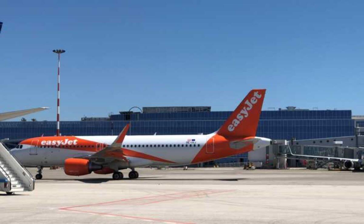 Paura su un volo EasyJet, 16enne tenta di aprire il portellone e minaccia tutti: aereo dirotta a Bari