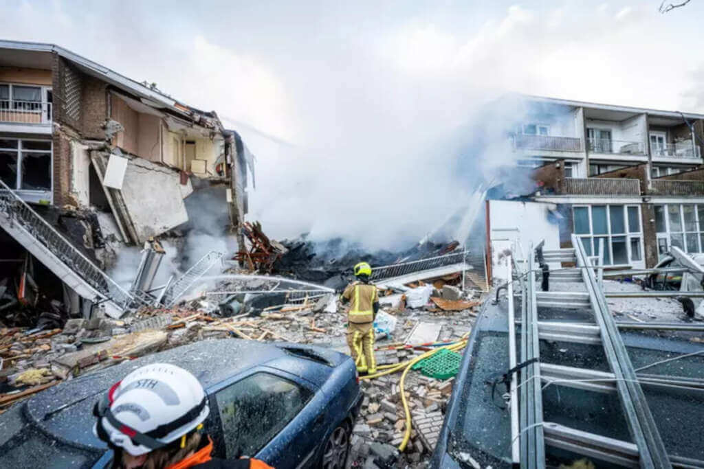 Galleria foto 'Olanda, un palazzo crolla dopo un’esplosione all’Aja: almeno 20 persone sotto le macerie' - foto 1