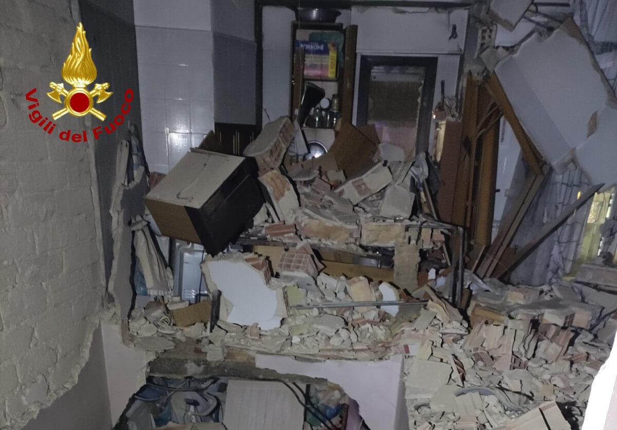 Esplosione e incendio in una palazzina a Ruvo di Puglia: due feriti e due famiglie evacuate