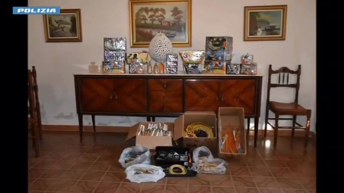 Galatina, in casa di un 65enne trovati 20 chili di esplosivo: erano state realizzate oltre 300 bombe carta – VIDEO