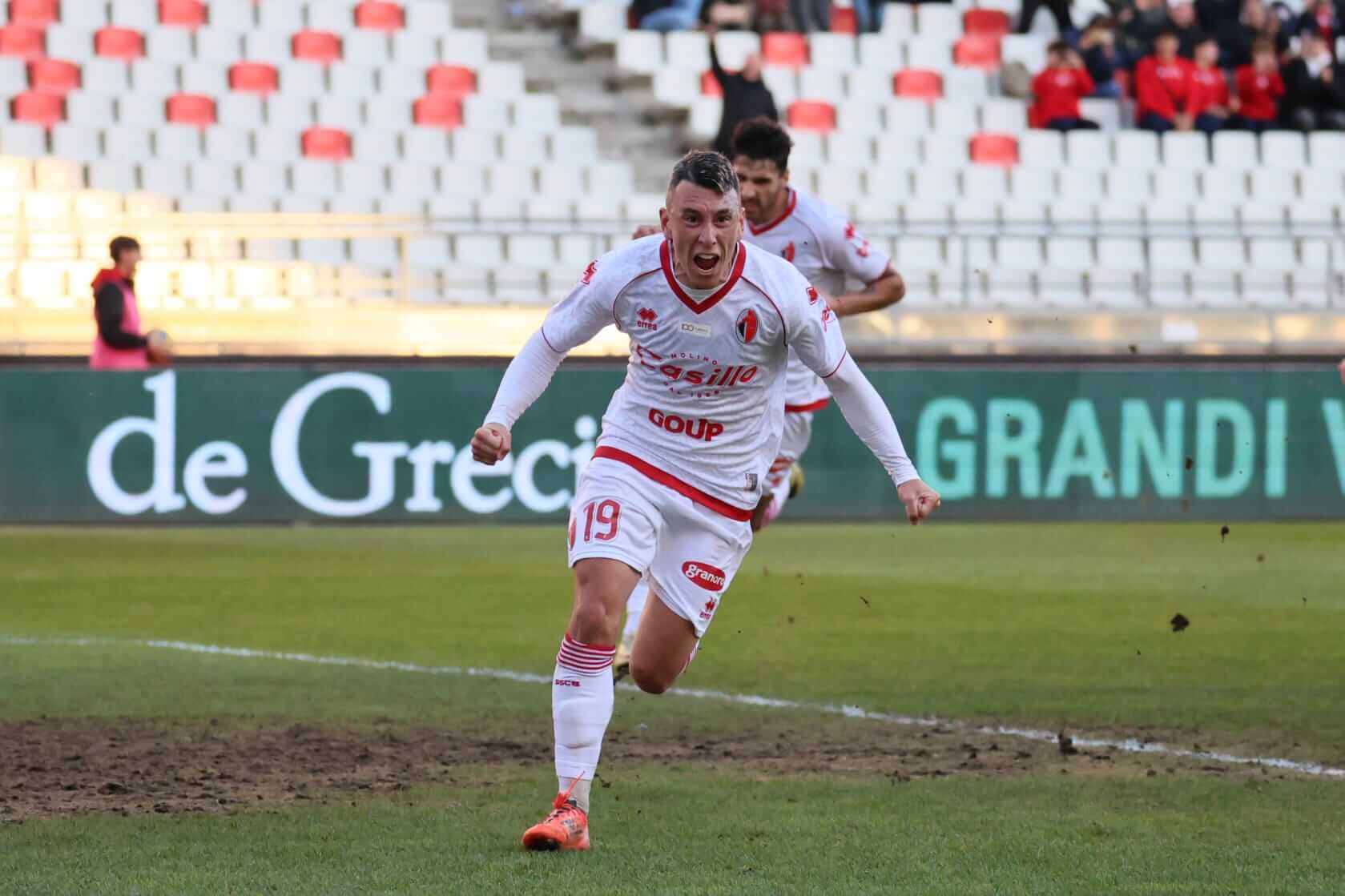 Serie B, il Bari rialza la testa e batte lo Spezia grazie a super Falletti