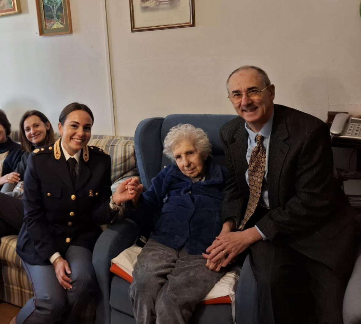 La prima donna a guidare la Squadra Mobile in Italia: a 91 anni scrive la sua autobiografia La prima donna a guidare la Squadra Mobile in Italia: a 91 anni scrive la sua autobiografia
