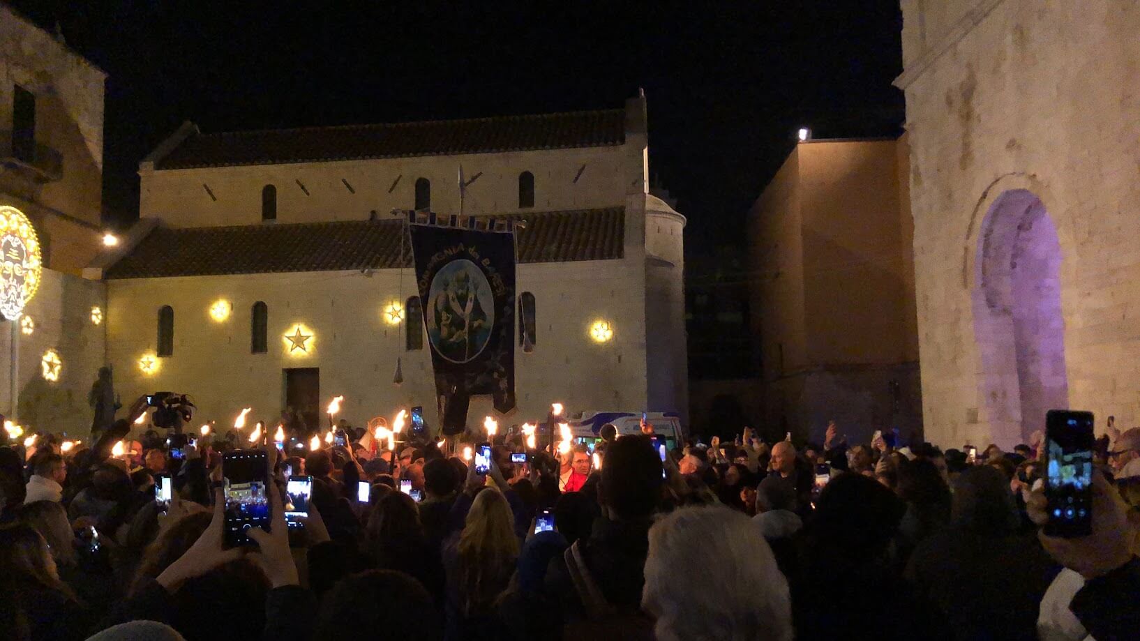 Bari celebra San Nicola: messe, cioccolata calda e fiaccole danno il via al Natale – VIDEO Bari celebra San Nicola: messe, cioccolata calda e fiaccole danno il via al Natale – VIDEO