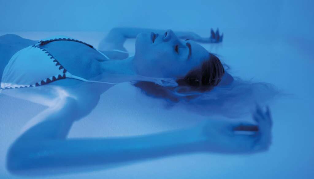 Galleria foto 'Floating, a Bari la nuova frontiera del relax: in acqua per rigenerare mente e corpo' - foto 1