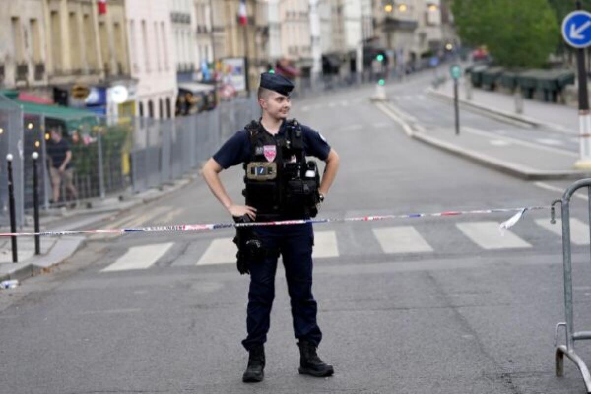 Francia, rissa fuori da liceo a Parigi: 15enne morto accoltellato Francia, rissa fuori da liceo a Parigi: 15enne morto accoltellato